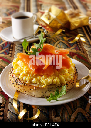 Salmone affumicato e uova strapazzate su un bagel su un tavolo. Foto Stock