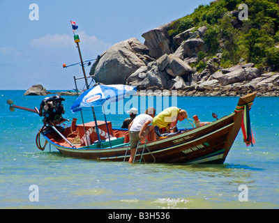 Backpackers imbarco una lunga coda taxi boat Thong Nai Pan Yai, Koh Phangan, Thailandia jph0073 Foto Stock