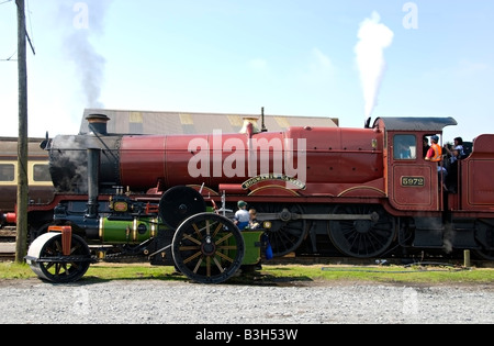 Con trazione a vapore il motore e "Hogwarts Express' locomotore 'Olton Hall' a Carnforth deposito ferroviario. Foto Stock