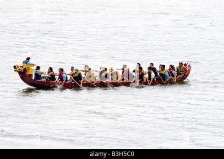 Asian Dragon racing team in barca la pratica sul lago Phalen. Dragon Festival Lago Phalen Park St Paul Minnesota USA Foto Stock