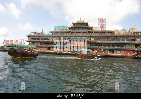 Tai Pak ristorante galleggiante e sampans nel villaggio di pescatori di Aberdeen Hong Kong Hong Kong Foto Stock