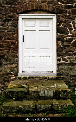 Parte anteriore della porta d'ingresso di un edificio del XVIII secolo di campo casale in pietra nella contea di Bucks, in Pennsylvania, STATI UNITI D'AMERICA Foto Stock