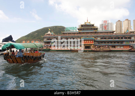 Tai Pak ristorante galleggiante e sampans nel villaggio di pescatori di Aberdeen Hong Kong Hong Kong Foto Stock