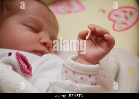 Quattro settimane di età ragazza bambino addormentato Shallow DOF con focus sul baby s mano Foto Stock