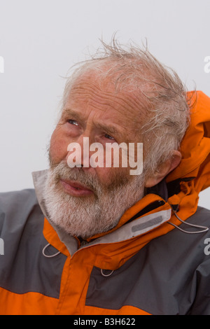 Sir Chris Bonington, raffigurata sul vertice di Scafell Pike nel Lake District inglese Foto Stock