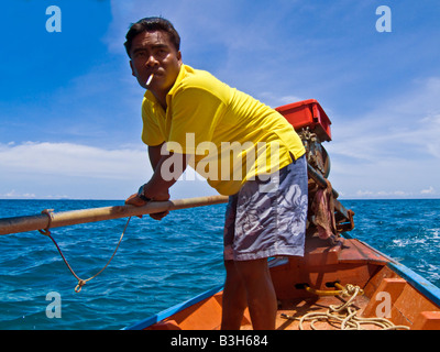 Barca dalla coda lunga taxi driver Koh Tao Thailandia JPH0084 Foto Stock
