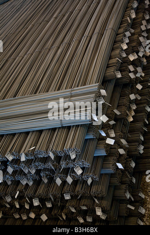 Acciaio impilati rebar aste acciaio EISF Mulino di fabbrica Abu Dhabi Emirati Arabi Uniti UAE Golfo Arabico con tag Foto Stock