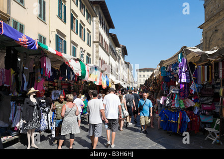 Mercato all'aperto in Piazza di San Lorenzo nel centro storico di Firenze, Toscana, Italia Foto Stock