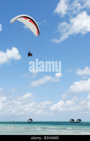 Parapendio a la spiaggia di Cayo Guillermo Ciego de Avila Provincia Cuba Aprile 2007 Foto Stock