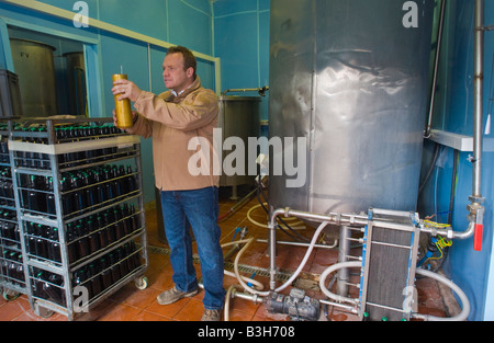 Jim Kenyon proprietario del cane di filatura birreria situato nella parte posteriore del pub Victory in Hereford Inghilterra REGNO UNITO Foto Stock