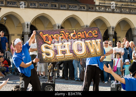 Breakdancers si prepara a mettere in piedi uno show in Rynek Glowny piazza del mercato di Cracovia, in Polonia Foto Stock