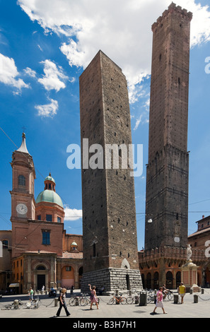 Le Due Torri (Le due torri) alla fine di Via Rizzoli, Piazza di Porta Ravegnana, Bologna, Emilia Romagna, Italia Foto Stock