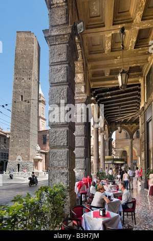 Il Cafe Bar in un portico di via Rizzoli con la Torre Garisenda (una delle due torri) dietro, Bologna, Emilia Romagna, Italia Foto Stock