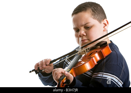 Giovane ragazzo suona il violino su sfondo bianco Foto Stock