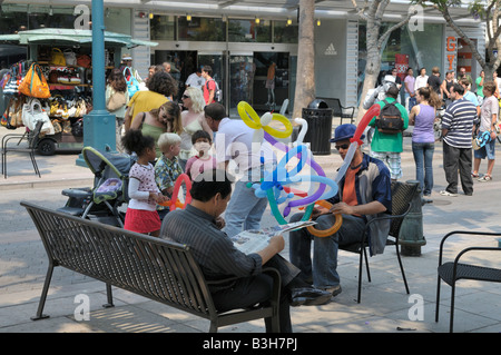 Popular Third Street Promenade di Santa Monica California utilizzati per la produzione televisiva, uno spettacolo chiamato pratica privata Foto Stock