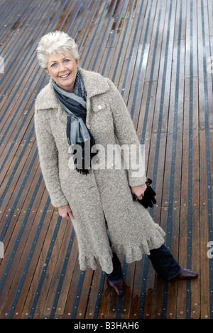 Angolo di alta vista di attraente donna matura in cappotto e sciarpa Foto Stock