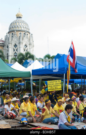 I manifestanti che occupano i giardini intorno al palazzo del governo di Bangkok Foto Stock