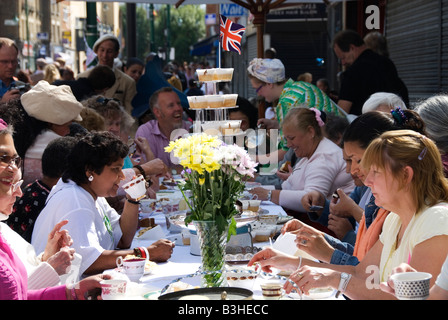 Street party per celebrare il 1948 giochi olimpici nel giorno in cui la bandiera olimpica è stata consegnata a Londra per il 2012 Giochi Foto Stock