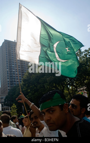 Gli americani pakistani raccogliere vicino Madison Square Par in New York Foto Stock
