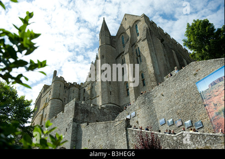 Il sito di un monastero fortezza prigione Mont St Michel è un sito patrimonio mondiale e visitato da molti andando a Normandia in Francia Foto Stock