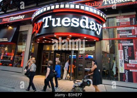 A Times Square il ramo del Ristorante Ruby Tuesday la catena Foto Stock