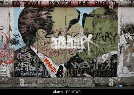 Leonid Brezhnev e Erich Honecker s kiss raffigurata sul muro di Berlino in East Side Gallery di Berlino, Germania Foto Stock