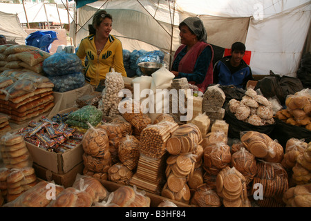 Rivenditori di biscotti al mercato centrale in Urgench, Uzbekistan Foto Stock