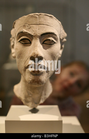 Giovane visitatore guardando il busto del faraone Akhenaton nel Museo Egizio di Berlino Germania Foto Stock