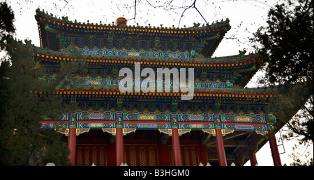 Vecchio antico padiglione Cinese Gongyuan Jingshan Coal Hill Park Pechino Cina dietro la Città Proibita e Piazza Tiananmen Foto Stock