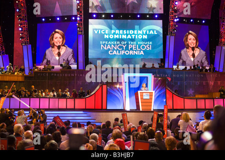 Presidente della Camera Nancy Pelosi parla di Joe Biden al 2008 Convenzione Nazionale Democratica Foto Stock