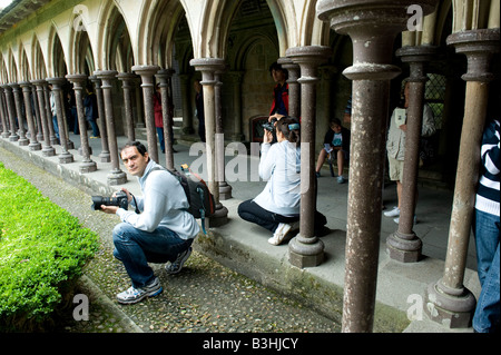 Il sito di un monastero fortezza prigione Mont St Michel è un sito patrimonio mondiale e visitato da molti andando a Normandia in Francia Foto Stock