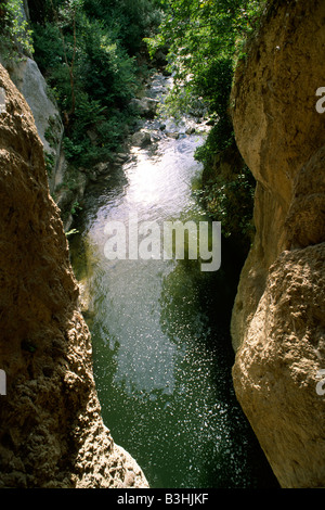 Italia, Abruzzo, riserva regionale di San Venanzio, gole di San Venanzio, fiume Aterno Foto Stock