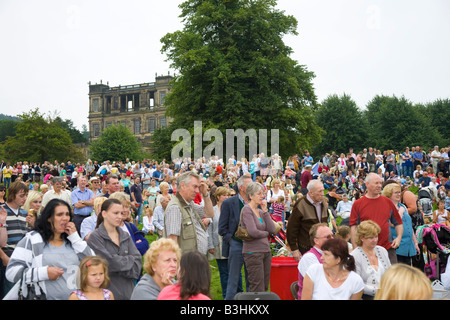 Una folla di persone a Chatsworth Country Fair Derbyshire, Regno Unito