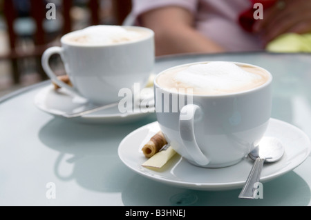 Due tazze di caffè sul ristorante all'aperto la tabella Foto Stock