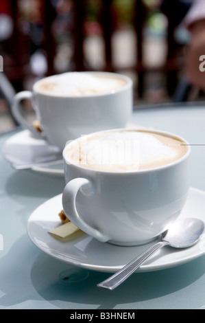 Due tazze di caffè sul ristorante all'aperto la tabella Foto Stock