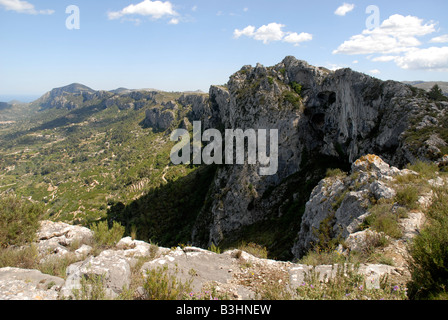 Mozarabo il sentiero sopra la Vall de Gallinera, sul crinale della Sierra de Forada, Provincia di Alicante, Comunidad Valenciana, Spagna Foto Stock