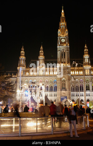 Viennese sogno di ghiaccio presso la piazza del municipio di sera Foto Stock