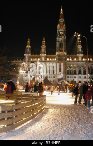 Viennese sogno di ghiaccio presso la piazza del municipio di sera Foto Stock