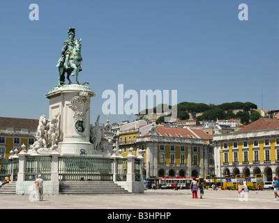 Piazza del commercio (Praça do Comércio) con la statua del re José I e St.George's castle (Castelo de São Jorge) in background. Lisbona, Portogallo, Europa Foto Stock