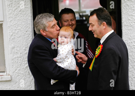 Rt Hon Jack Straw MP ministro di un governo laburista campagne raffigurato durante 2005 elezioni generali di Gilwern Monmouthshire Galles Foto Stock