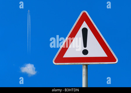 Aeroplano obbedendo segno di traffico, volare un punto esclamativo Foto Stock