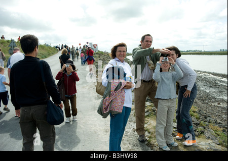 Il sito di un monastero fortezza prigione Mont St Michel è un sito patrimonio mondiale e visitato da molti andando a Normandia in Francia Foto Stock