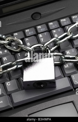 Il lucchetto e catena sul computer portatile tastiera Foto Stock