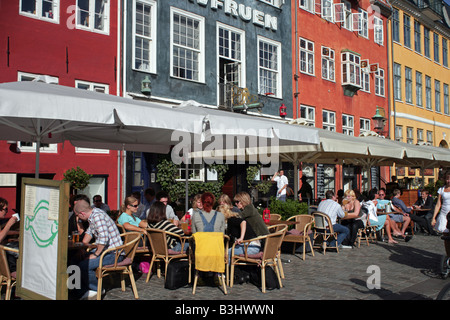 La folla sulla banchina a Nyhavn Copenhagen DANIMARCA Foto Stock