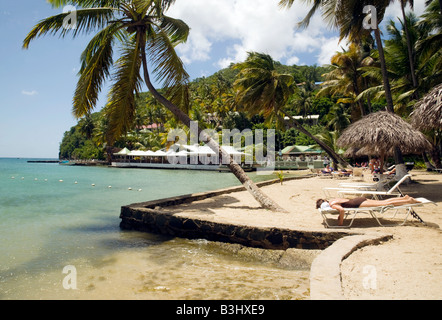 La spiaggia con ristorante Doolittles in background, Marigot Bay, St Lucia, 'West Indies' Foto Stock