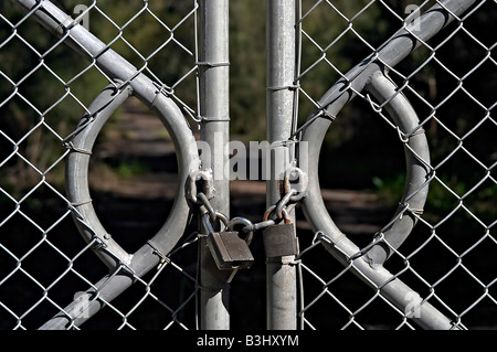 Bloccato catena collegamento recinto Gates Foto Stock