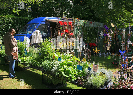 Pressione di stallo di piante a Taunton Flower Show, Somerset, Inghilterra, Regno Unito Foto Stock