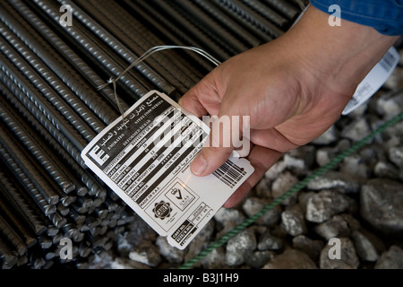 Tagged impilati tondino in acciaio bielle in acciaio EISF Mulino di fabbrica Abu Dhabi Emirati Arabi Uniti UAE Golfo Arabico tag Foto Stock