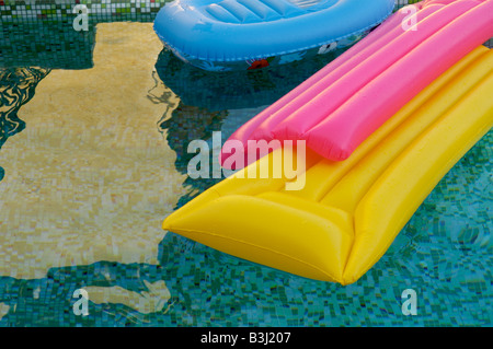 Due Lilo e un gonfiabile in una piscina Foto Stock