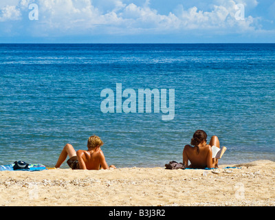 Due turisti rilassante sulla spiaggia Chalok Baan Kao Koh Tao Thailandia JPH0096 Foto Stock